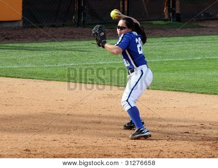 College softbal speler gooien bal