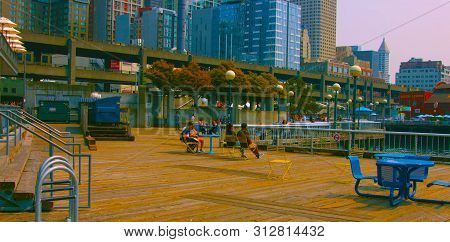 Seaside Restaurant At Evening In Seattle, Washington, Usa (mai 9, 2019) Downtown Seattle,.