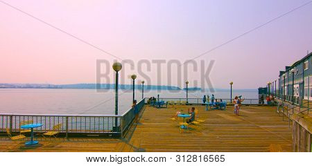 Seaside Restaurant At Evening In Seattle, Washington, Usa (mai 9, 2019) Downtown Seattle,sit On The 