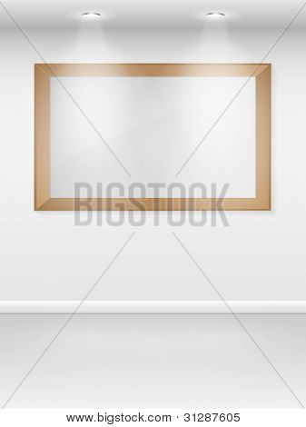 Galería Interior con marcos de vacíos en la pared.