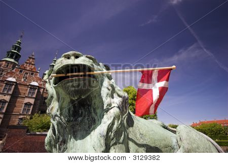 León, la bandera y el castillo real
