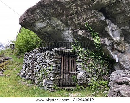 The Hau Barn (the Sott Piodau Site), Bignasco - Canton Of Ticino, Switzerland