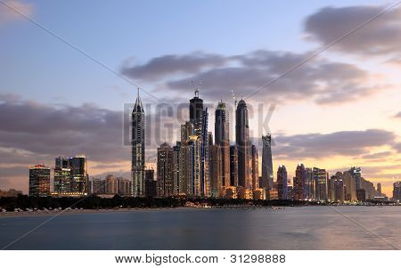 ดูไบ Marina ฟ้าในเวลากลางคืน