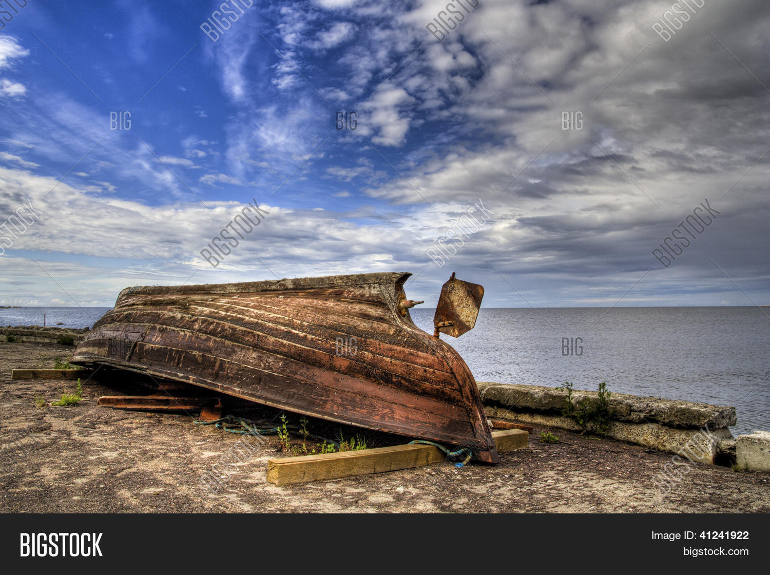 старая лодка. лодка перевернулась. опрокидывание катера. лодка перевернулась. перевернутая лодка на берегу.