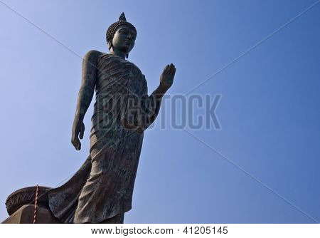 Andando a imagem de Buda em postura Vitarka Mudra