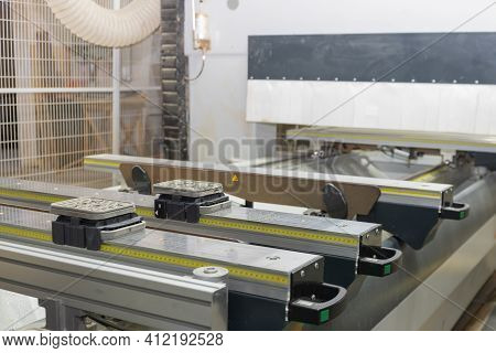 Automatic Loya Woodworking Machine With Vacuum Fastener For Parts Close-up Without People