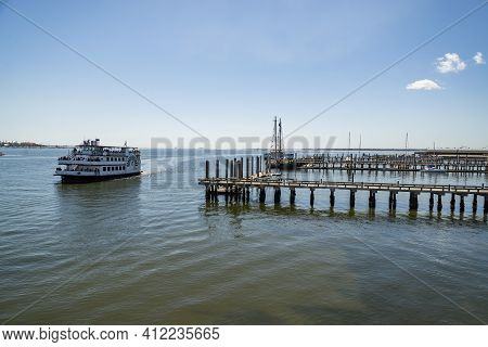 Charleston, South Carolina - March 29, 2019: A View Of Fort Sumter Ferry Dock With Tourist Waiting F