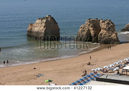 PORTIMAO โปรตุเกส - 16 oct: นักท่องเที่ยวและชาวบ้านพักอุณหภูมิอ่อนตามบริเวณชายหาดช็อปปิ้ง