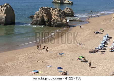 PORTIMAO โปรตุเกส - 16 oct: นักท่องเที่ยวและชาวบ้านพักอุณหภูมิอ่อนตามบริเวณชายหาดช็อปปิ้ง
