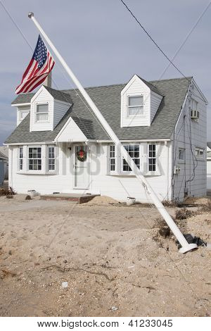 PLAGES Sud, NJ - 13 JAN: Un drapeau américain vole à un mât incliné sur 13 janvier 2013 dans plages