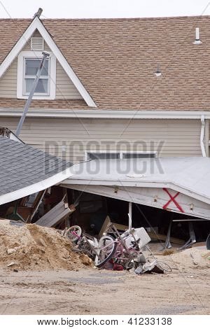 LAVALLETTE, NJ - 13 JAN: Bicyclettes torsadées devant les restes d'une maison sur 13 janvier 2013 en 