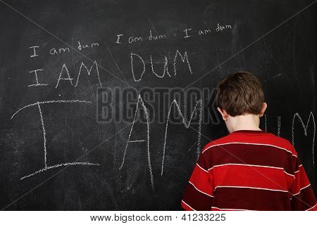 Garçon avec la mauvaise orthographe et faible estime de soi