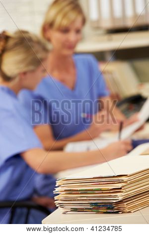 Patientendaten auf Schreibtisch an Krankenschwestern Station