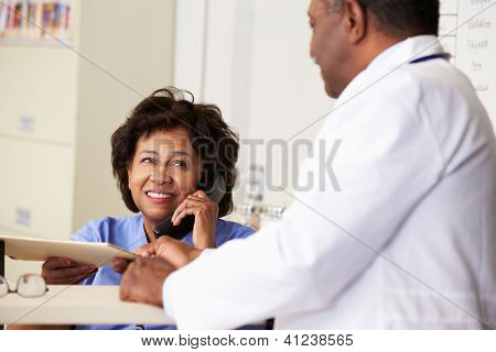 Arzt im Gespräch mit Krankenschwester Krankenschwestern Bahnhof
