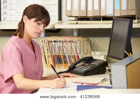 Krankenschwester arbeiten bei Krankenschwestern Station