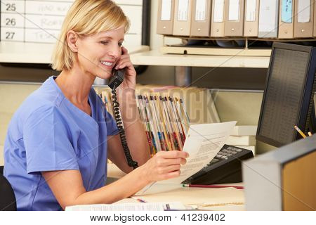 Krankenschwester Telefongesprächs an Krankenschwestern Station