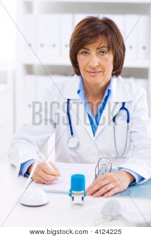 Lavoro femminile medico presso l'ufficio