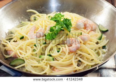 Spaghettin com camarão e Zuccinis
