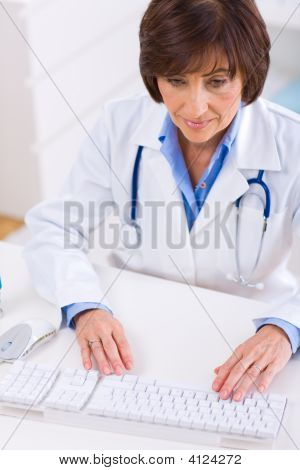 Lavoro femminile medico presso l'ufficio