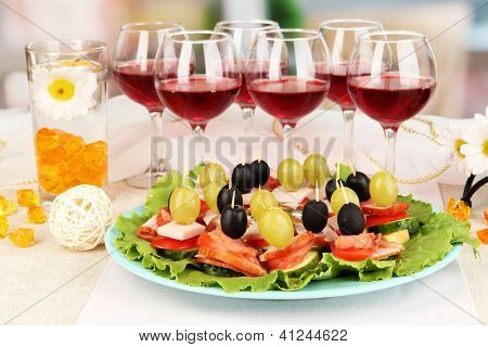Canapés e vinhos no restaurante