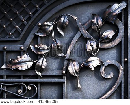 Style Color Large Metal Gates, Close Up