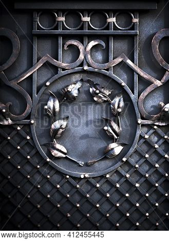 Big Large Style Metal Gates, Close Up