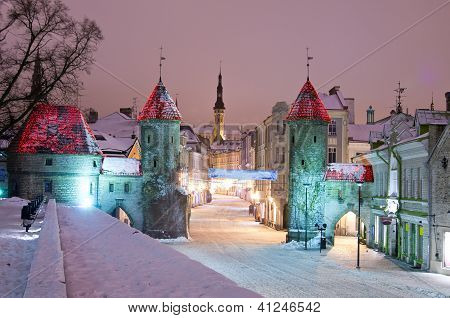 Nightime città vecchia di Tallinn