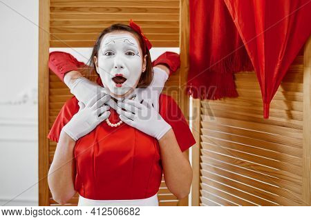 Two mime artists, comedy strangulation scene