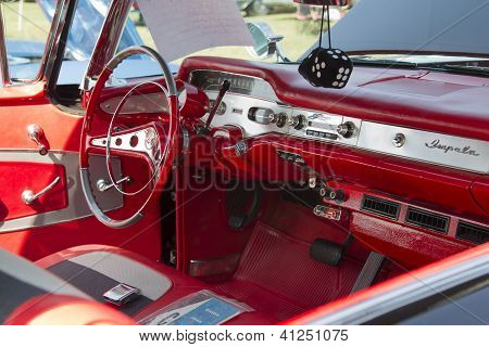 1958 Černé Chevy Impala interiér