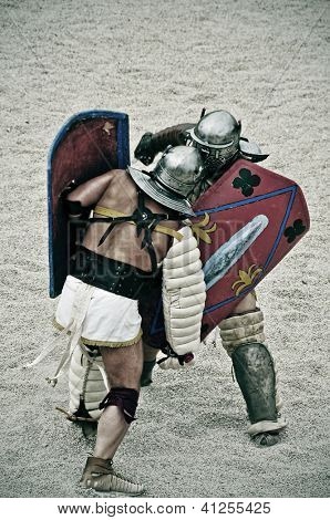 TARRAGONA, Spanien - 26 maj: Gladiatorer på arenaen af Roman Amphitheater maj 26, 2012 i estragon