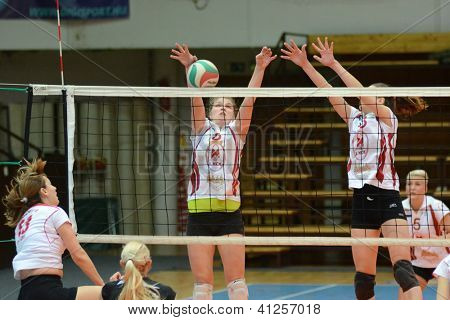 KAPOSVAR, Hungría - 13 de enero: Timea Kondor (con balón) en acción en el voley de la Liga húngara de I.