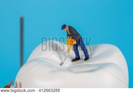 Moscow, Russia - 9th Matra 2021: A Model Of A Human Tooth And An Art Installation Of Small Figures A