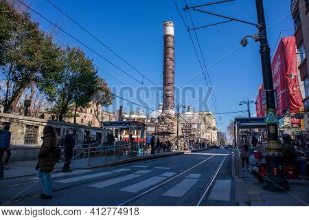 March 8, 2021 In Istanbul - Turkey Cemberlitas Square And Column. People And Mosques In The Historic