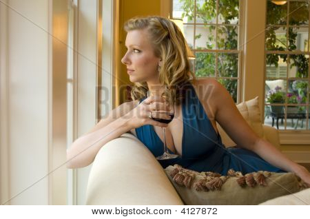 Guardando fuori dalla finestra