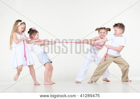 4 행복 한 작은 소년과 백인 여자 핑크 밧줄을 묶지.