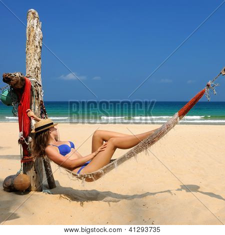Nainen riippumatto tropical beach at Tioman island, Malesia