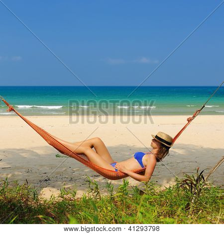 Nainen riippumatto tropical beach at Tioman island, Malesia