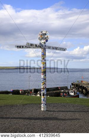 John O'groats (scotland), Uk - August 04, 2018: Multi Directional Signpost At John O'groats Area, Ca