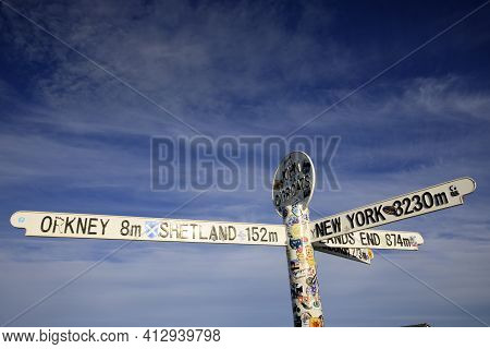 John O'groats (scotland), Uk - August 04, 2018: Multi Directional Signpost At John O'groats Area, Ca