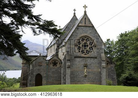 Skye Island (scotland), Uk - August 15, 2018: View Of Loch Shiel And St Mary St Finnan's Church, Inn