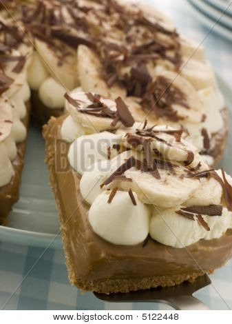 Banoffee Pie con una fetta di essere presa