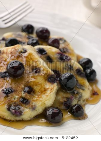 Tallrik blåbär pannkakor med lönnsirap