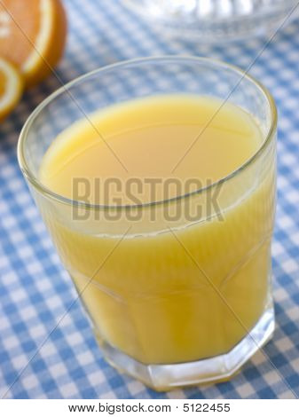 Glas färskpressad apelsinjuice