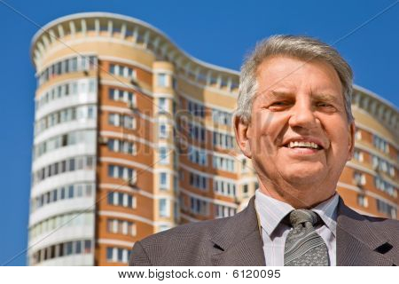 Senil mand på bygningen