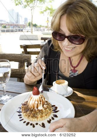 หญิงอาวุโสที่กิน