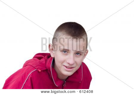 Usměvavý chlapec v červené barvě