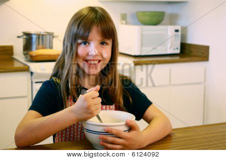 若い女の子のベーキング