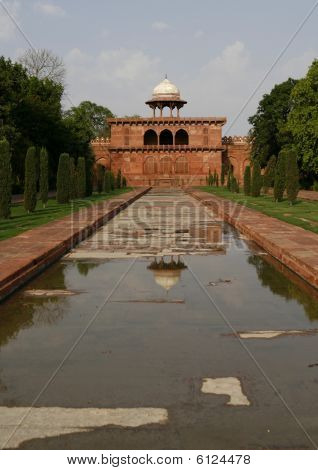 einer der Seite Gebäude in der Taj Mahal Gebäudekomplex. Agra, Indien