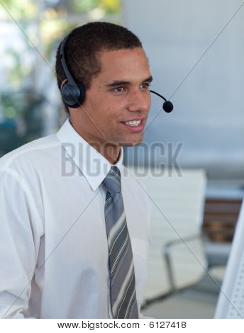 Empresário latino-americano a trabalhar em um Call Center