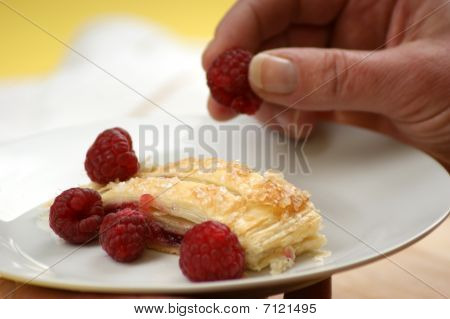 Torta di mele Bramley con lamponi fatte in casa
